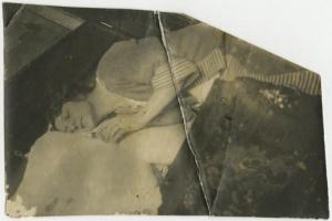 Ritratto femminile - Elvira Lazzaroni appoggiata a un cuscino con oggetto in mano - Interno