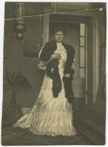 Ritratto femminile - Elvira Lazzaroni in abiti eleganti - Interno, casa