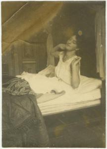 Ritratto femminile - Donna sul letto - Risveglio - Interno, casa, camera da letto