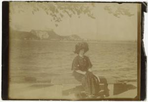 Ritratto femminile - Elvira Lazzaroni seduta su una panchina - Trieste, veduta