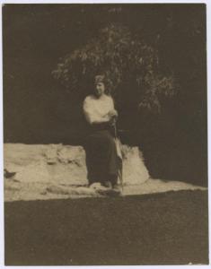 Ritratto femminile - Elvira Lazzaroni seduta - Esterno, piante