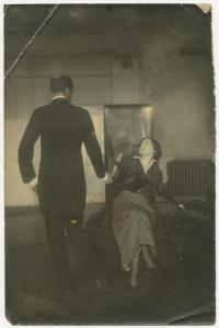 Ritratto di coppia - Uomo e donna, modella, seduta con mano nella mano - Milano, Stabilimento Ricordi, studio