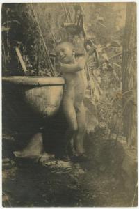 Ritratto infantile - Bambino nudo al pozzo - Esterno, giardino