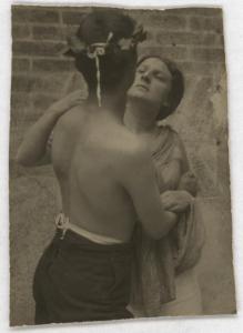 Ritratto di coppia - Elvira Lazzaroni con ragazzo a torso nudo e corona di foglie in testa - Abbraccio