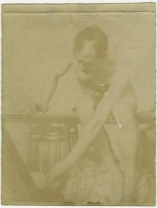 Ritratto maschile - Leopoldo Metlicovitz nudo seduto su una panca - Autoritratto