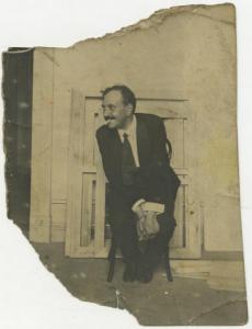 Ritratto maschile - Leopoldo Metlicovitz seduto con sigaretta