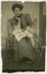 Ritratto femminile - Elvira Lazzaroni seduta con giornale sulle gambe