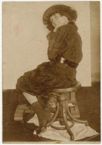 Ritratto femminile - Donna seduta su sgabello con cappello