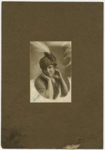 Ritratto femminile - Elvira Lazzaroni con cappello di piume
