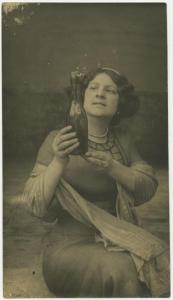 Ritratto femminile - Elvira Lazzaroni seduta con bottiglia in mano - Esterno