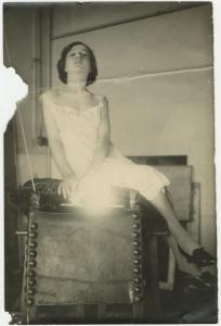 Ritratto femminile - Donna seduta su un tavolo in camicia da notte