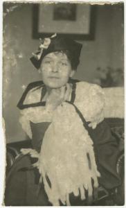 Ritratto femminile - Donna seduta con cappello e pelliccia