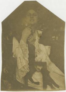 Ritratto femminile - Elvira Lazzaroni seduta con bicchiere