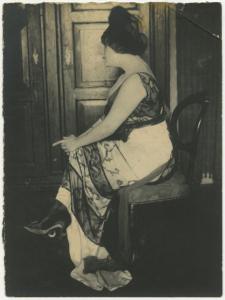 Ritratto femminile - Donna seduta con cappellino