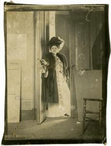 Ritratto femminile - Elvira Lazzaroni con cappello alla porta - Interno, studio