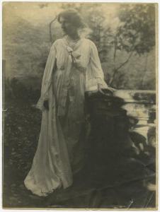 Ritratto femminile - Elvira Lazzaroni - Esterno, giardino