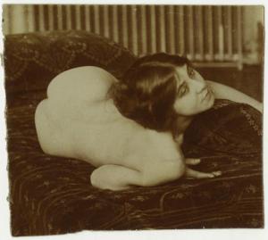 Ritratto femminile - Donna nuda sdraiata su un letto