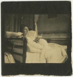 Ritratto femminile - Elvira Lazzaroni seduta sul letto con libro - Interno, casa, camera da letto