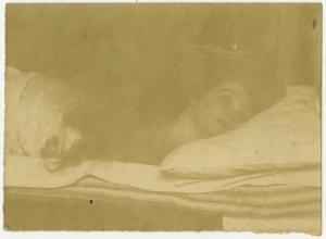 Ritratto femminile - Donna sdraiata sul letto - Cuscino, riposo - Interno, camera da letto