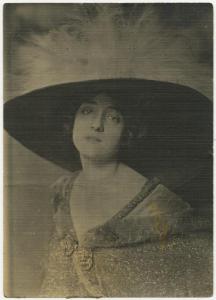 Ritratto femminile - Lyda Borelli, attrice, con cappello con piume