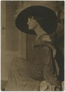Ritratto femminile - Lyda Borelli, attrice, seduta con cappello con piume