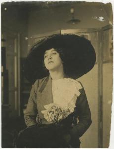 Ritratto femminile - Donna seduta con cappello