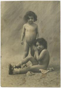 Ritratto di bambini - Bambine nude con scarpe e calzini
