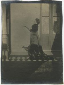 Ritratto femminile - Donna - Esterno, casa, porticato, colonna - Giochi di ombre