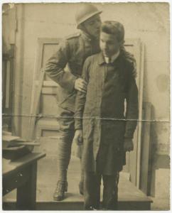 Ritratto maschile - Militare, soldato con ragazzo - Bacio, abbraccio / Prima Guerra mondiale