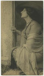 Ritratto femminile - Elvira Lazzaroni con cappello appoggiata allo stipite di una porta - Esterno
