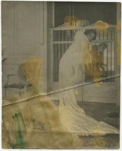 Ritratto femminile - Donna con abito a strascico e pelliccia - Interno, casa, camera