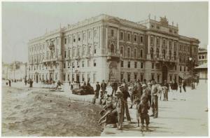 Trieste - Piazza Unità d'Italia - Palazzo Llyod Triestino, ora sede presidenza regione Friuli Venezia Giulia - Ritratto di gruppo, uomini, bambini - Mare