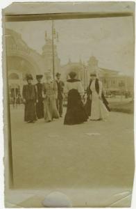 Milano - Esposizione Internazionale Milano di 1906 - Galleria del lavoro - Elvira Lazzaroni con altre donne e uomo