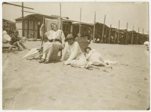 Ritratto di gruppo femminile - Elvira Lazzaroni sdraiata con altre due donne - Esterno, mare, spiaggia