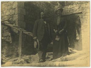Ritratto di coppia - Elvira Lazzaroni con uomo - Esterno, edificio in pietra, cantiere