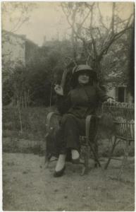 Ritratto femminile - Elvira Lazzaroni seduta con sigaretta - Ponte Lambro, casa Metlicovitz, giardino