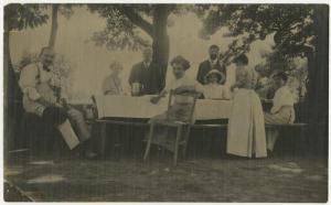 Ritratto di gruppo - Elvira Lazzaroni con altre donne e uomini seduti a un tavolo - Esterno