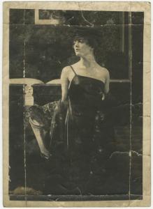 Ritratto femminile - Leopolda Metlicovitz in abito da sera con cappello