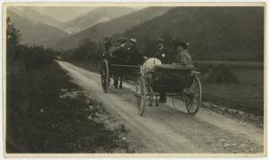 Ritratto di gruppo - Elvira Lazzaroni con uomo e altra coppia su due carrozze - Montagna, strada
