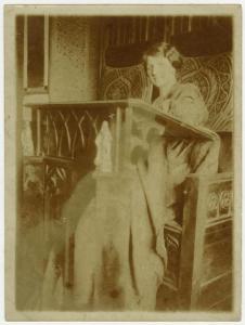 Ritratto femminile - Elvira Lazzaroni seduta su uno scrittoio - Interno