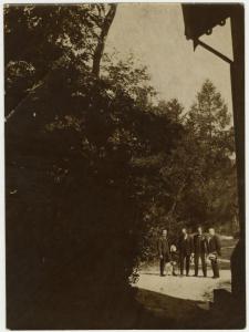 Ritratto di gruppo maschile - Leopoldo Metlicovitz con altri uomini - Esterno, giardino - Alberi
