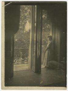 Ritratto femminile - Elvira Lazzaroni - Interno, casa, balcone