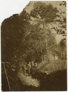 Ritratto di gruppo - Uomini - Esterno, sentiero lastricato, alberi, prato