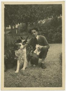 Ritratto maschile - Roberto Metlicovitz con gatto e cane - Ponte Lambro, casa Metlicovitz, giardino