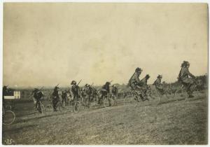 Prima Guerra Mondiale (?) - Gruppo di militari, bersaglieri con biciclette - Esterno, prato