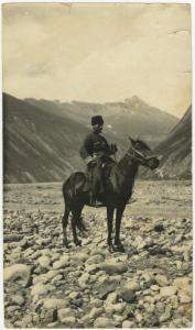 Ritratto maschile - Militare a cavallo - Esterno, fiume, sassi - Montagne