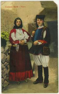 Ritratto di coppia - Uomo e donna sardi in costume - Nuoro, strada