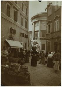 Trieste - Piazza del Barbacan - Palazzi - Gruppo di persone, donne - Venditori ambulanti - Commercio