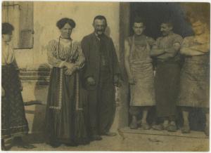 Esterno, cortile - Ritratto di gruppo - Coppia con ragazza, famiglia e tre uomini, lavoratori