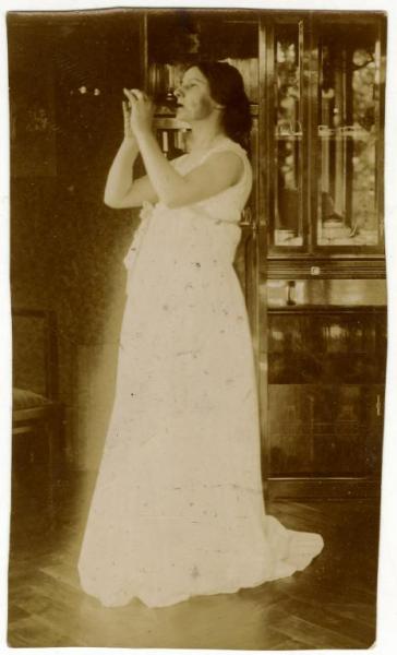 Ritratto femminile - Elvira Lazzaroni con flauto - Interno, casa